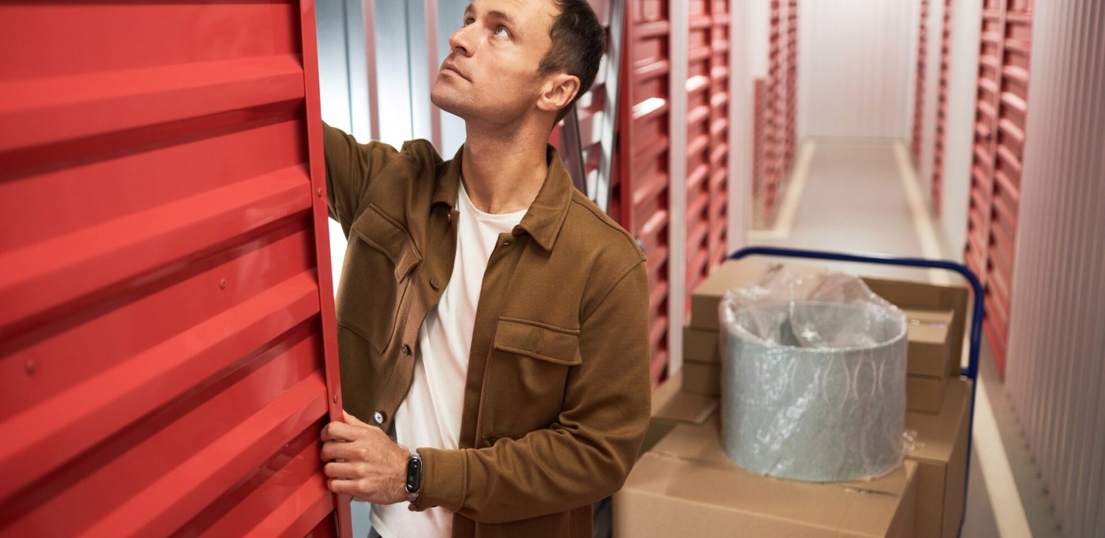 an opening door of storage unit qpq7339